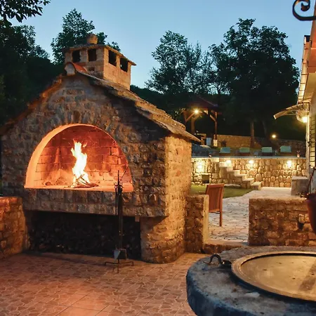 With Fireplace Xiii Hrvace