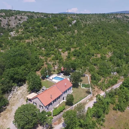 Gorgeous Home In Hrvace With Wifi *